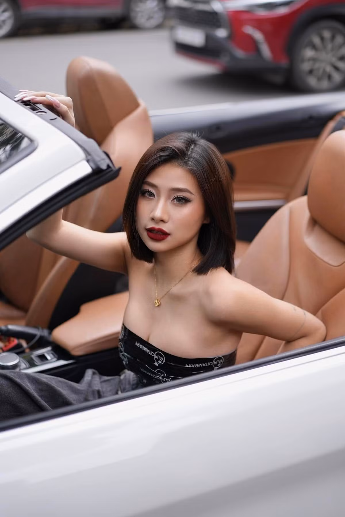 Dù chỉ cao 1m50 nhưng Louis Phạm biết cách "hack dáng" để có chiều cao chẳng khác gì hoa hậu.