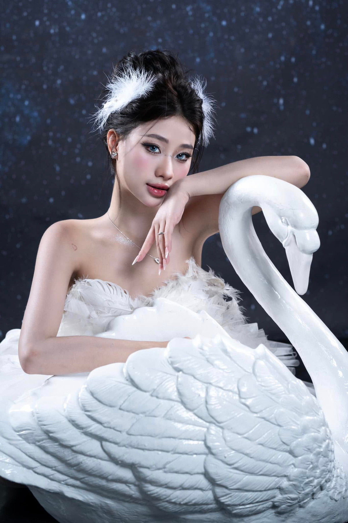 Sau khi nâng cấp vòng 1, Louis Phạm liên tục đăng tải những bức ảnh với gu thời trang cắt xẻ táo bạo.