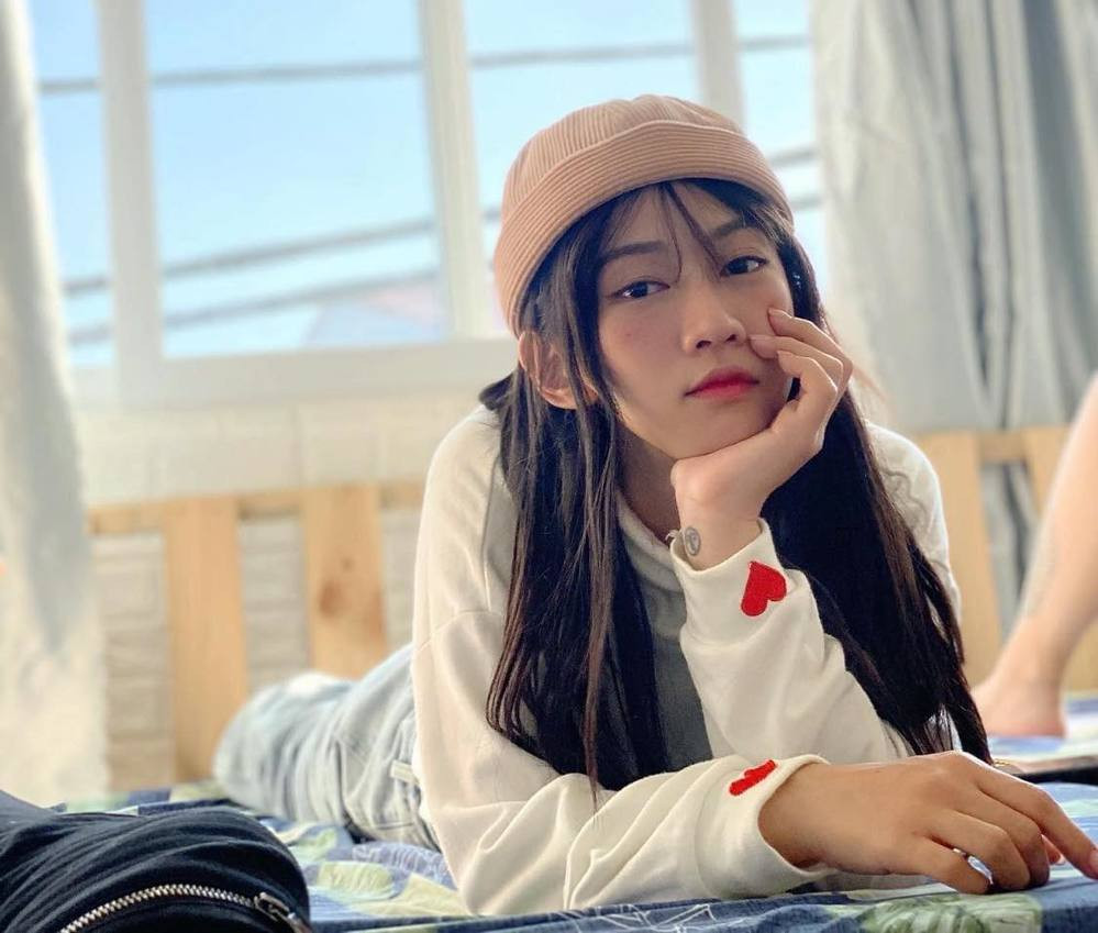 Tuy nhiên, bản thân Lê Bống vẫn phải nhận không ít gạch đá từ cộng đồng mạng, đặc biệt là sau màn xuất hiện được xem là “thảm họa” trong MV Bài Ca Gút Chóp của girl band Bộ Tứ Công Chúa.