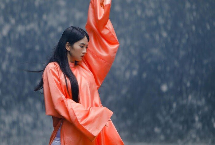 Sau màn lấn sân vào nghệ thuật, hot girl Lê Bống nhận về nhiều ý kiến trái chiều từ dân mạng.