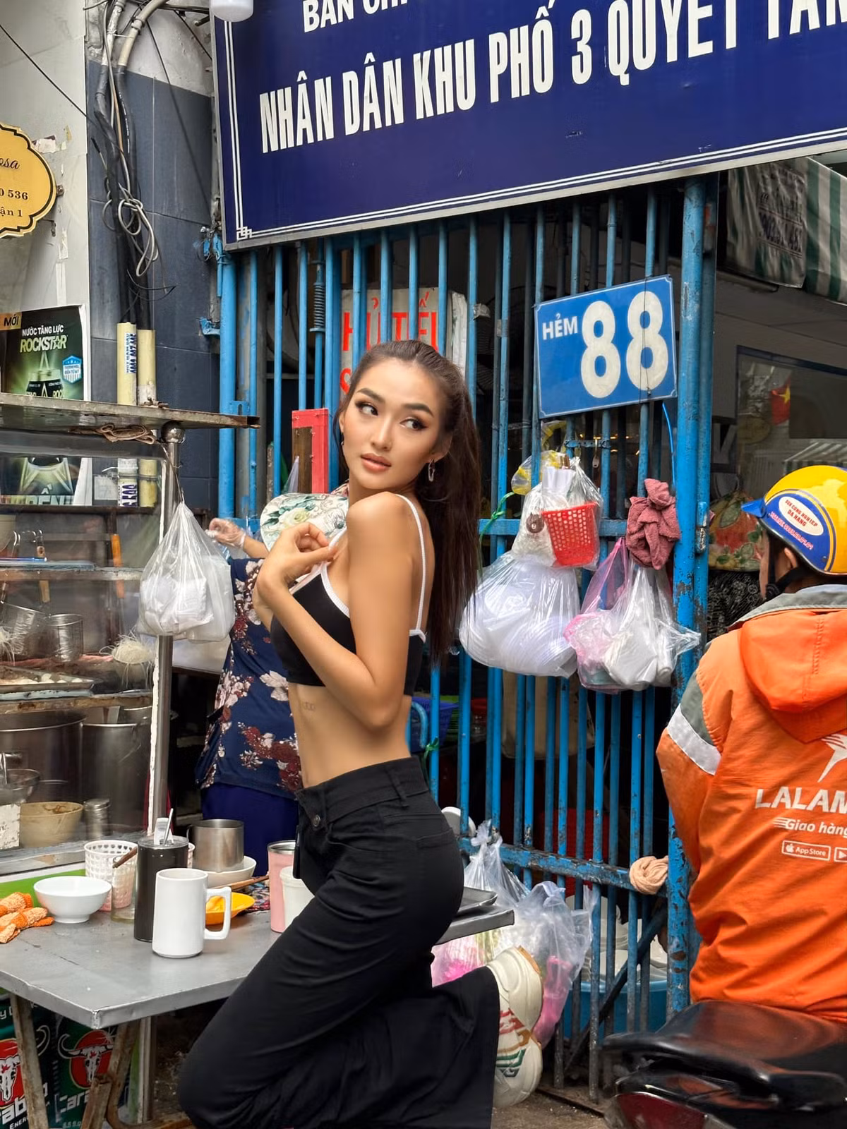 Trên trang cá nhân mình, Pich Votey viết: "Tôi muốn gửi lời xin lỗi tới tất cả người hâm mộ Việt Nam vì bức ảnh chế này. Bức ảnh đó xuất phát từ một fanpage và tôi đã chia sẻ lại trên story cá nhân...