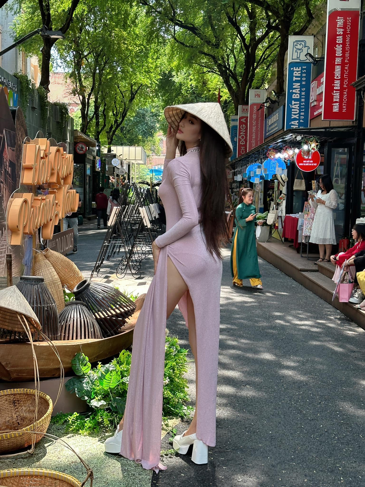 Mới đây, trên một trang diễn đàn đăng tải hình ảnh một cô gái ngoại quốc diện váy xẻ tà cao, đội nón lá, chụp ảnh check-in ở phố sách TP.HCM. Dưới phần bình luận của bài viết, nhiều dân mạng Việt Nam bày tỏ thái độ không hài lòng.