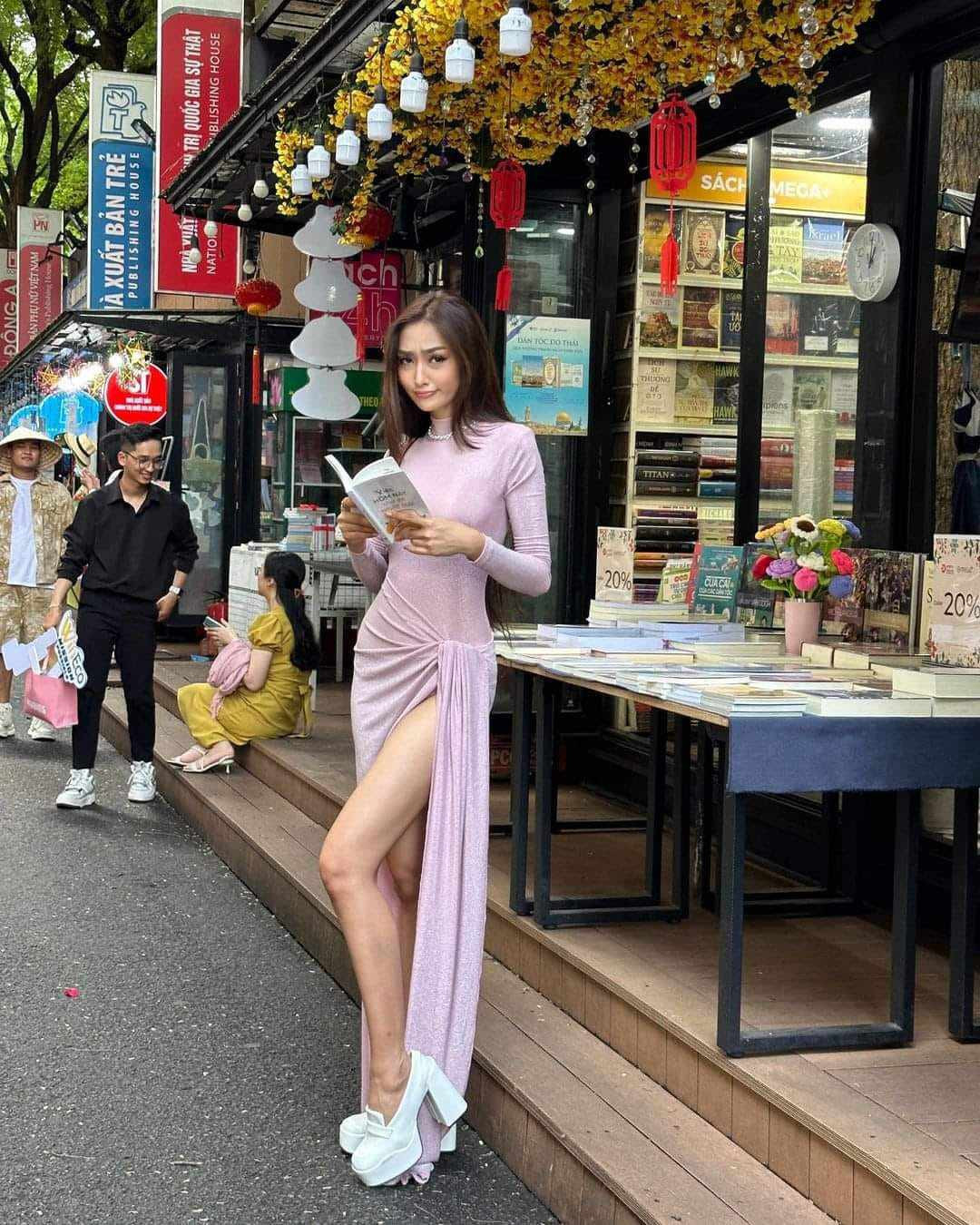 Bên cạnh thiết kế váy có đường xẻ khá cao, thì chất liệu vải cũng khá mỏng, khiến cô gặp phải tình huống "khó xử" khi tạo dáng quá gợi cảm.