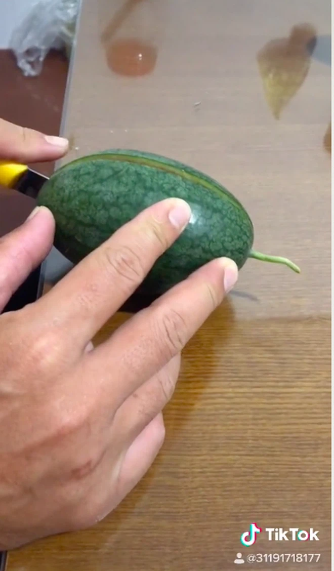 Tò mò không biết thành quả ra sao, cô gái quyết định xẻ quả dưa hấu và dân mạng được dịp vỡ oà khi thấy thành phẩm bên trong.
