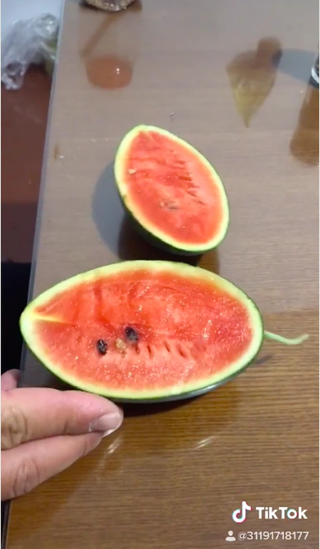 Sau khi đoạn clip bổ quả dưa tí hon được đăng tải, dân mạng để lại bình luận với đại ý chỉ cần cho vào cắn ngập mồm là ăn xong cả quả dưa.
