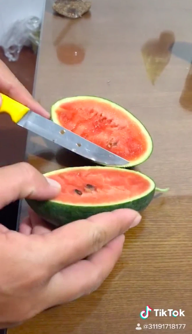 Dưa hấu dù bé xíu nhưng ruột lại rất đỏ chứ không hề bị non, hạt cũng rất ít.