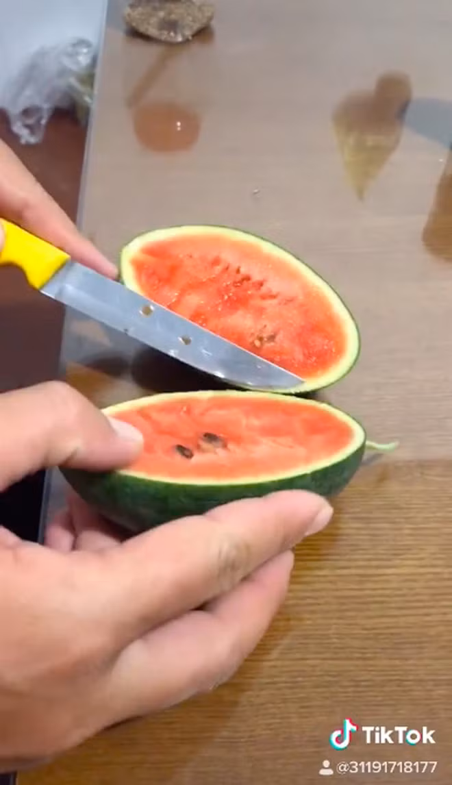 Dưa hấu dù bé xíu nhưng ruột lại rất đỏ chứ không hề bị non, hạt cũng rất ít.