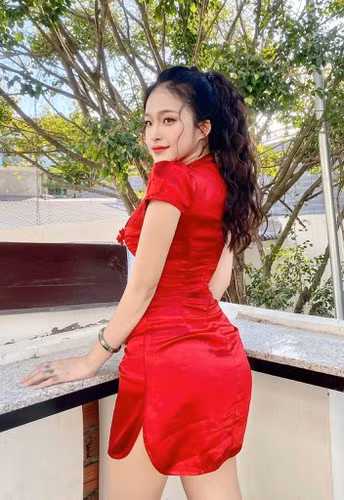 Tuy nhiên, vì theo đuổi phong cách gợi cảm nên đôi khi cô nhận về nhiều bình luận trái chiều từ cộng đồng mạng.