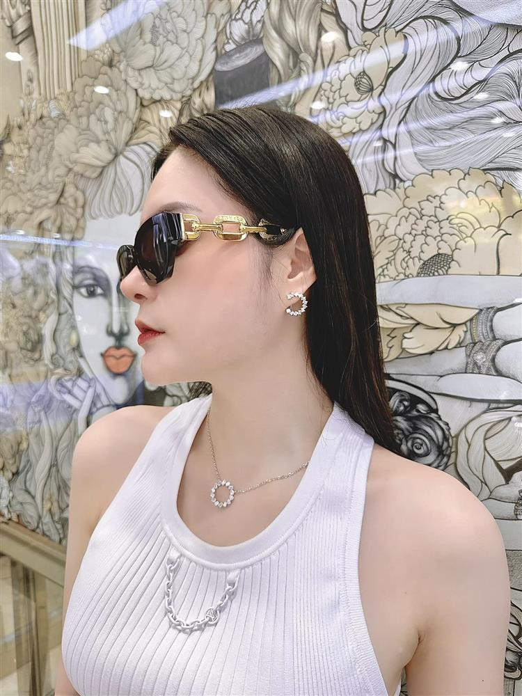 Trong ảnh đăng tải, hot mom 3 con chọn mua một đôi bông tai và một sợi dây chuyền.