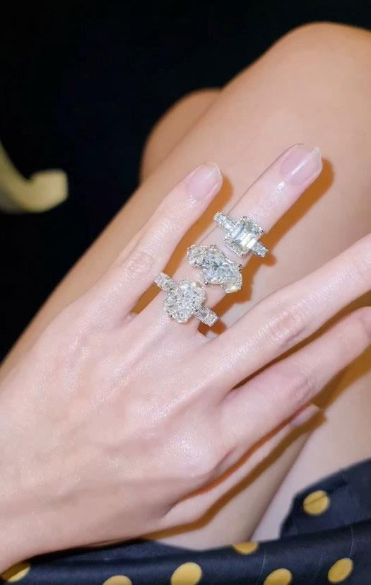 Sau đó, Đoàn Di Băng còn đeo luôn bộ trang sức này lên người để khoe vẻ sang chảnh.