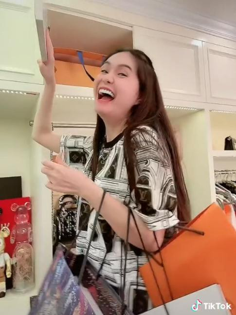 Năm 2012, Di Băng quyết định kết hôn và rút khỏi showbiz để trở về quản lý cho nhà hàng do chồng tặng.