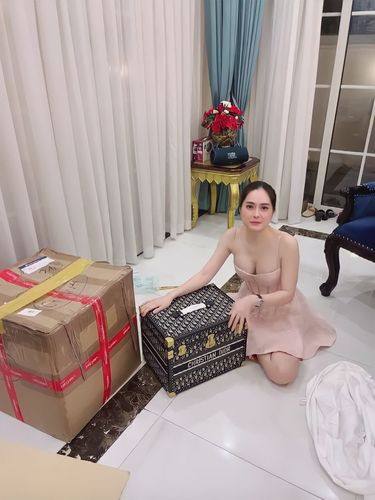 Đoàn Di Băng hoạt động nghệ thuật âm nhạc từ sớm. Vào năm 2010 cô đã đánh dấu tên tuổi của mình và trở thành một ca sĩ trẻ có tiếng tại Việt Nam. Nữ ca sĩ từng đoạt giải bạc trong Giọng hát vàng Ngành du lịch TP.HCM lần VI năm 2010.