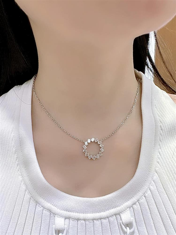 Sau khi mở hàng lấy may đầu năm mới, cặp vợ chồng nữ đại gia quận 7 rủ nhau đi mua kim cương.