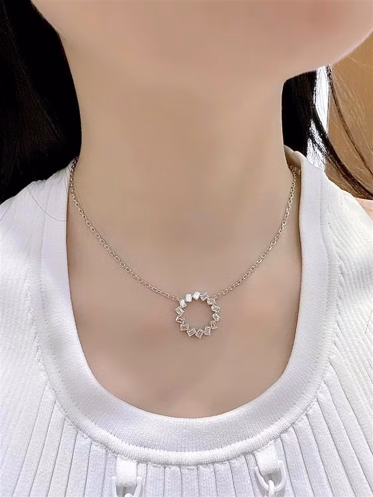 Sau khi mở hàng lấy may đầu năm mới, cặp vợ chồng nữ đại gia quận 7 rủ nhau đi mua kim cương.