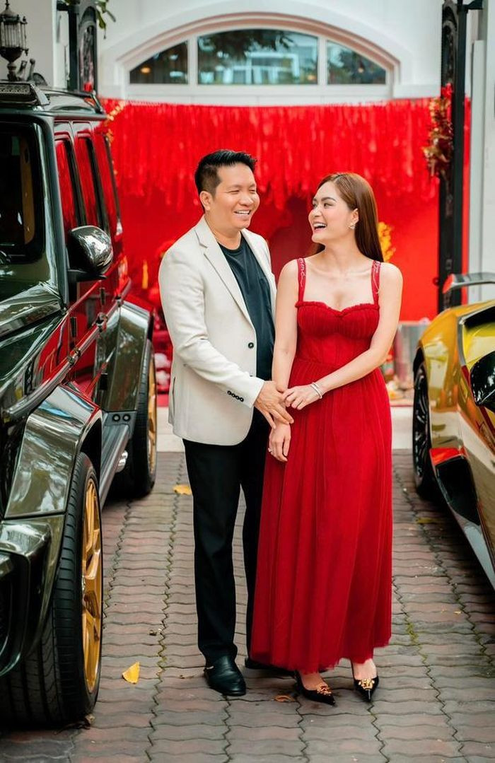 Sau mấy ngày Tết ăn chơi thả ga, Đoàn Di Băng và anh xã Nguyễn Quốc Vũ đã quay trở lại với công việc buôn bán.