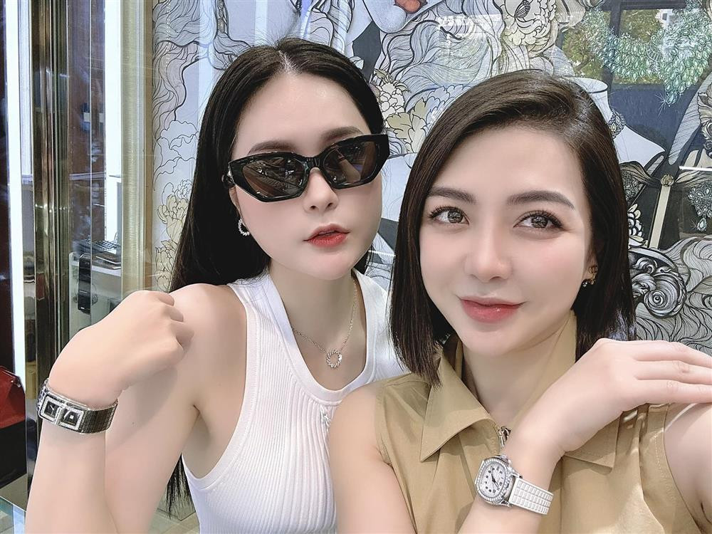 Như thông lệ, mùng 6 khai trương xong là chồng dắt đi mua kim cương. Năm nay mình lấy mẫu đơn giản cho đường đời mình nó giản đơn", Di Băng viết.