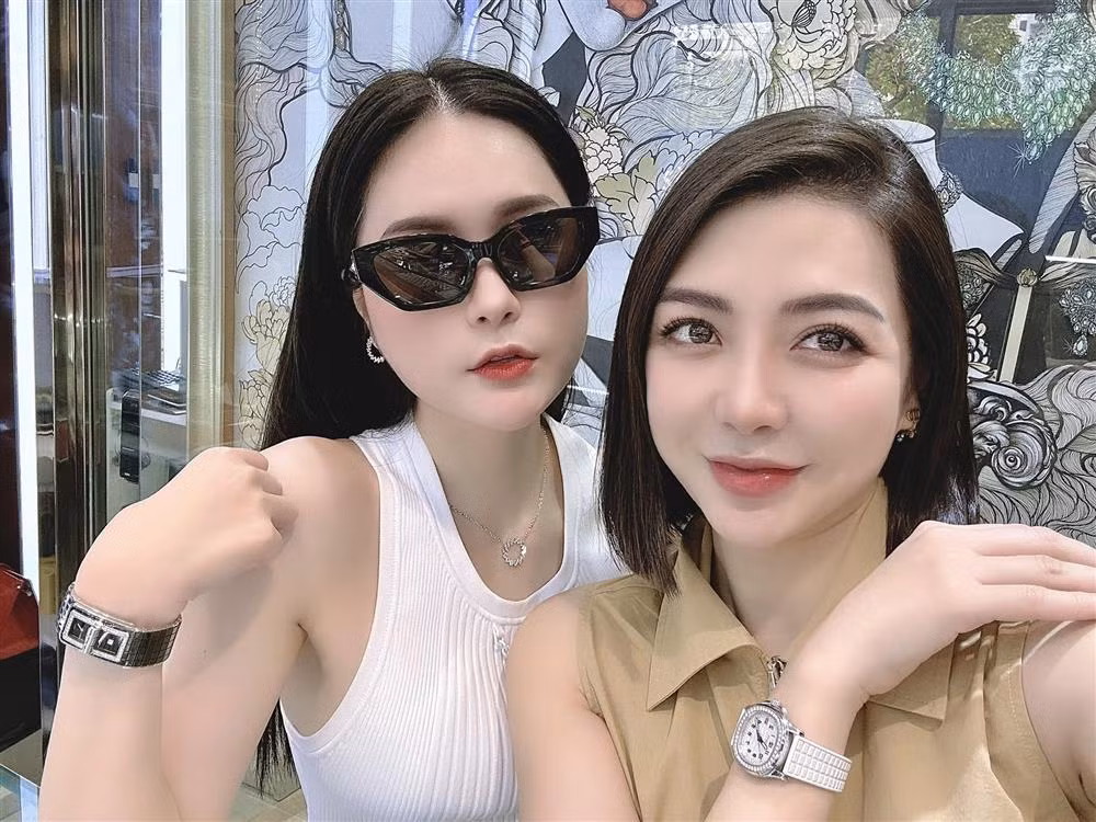 Như thông lệ, mùng 6 khai trương xong là chồng dắt đi mua kim cương. Năm nay mình lấy mẫu đơn giản cho đường đời mình nó giản đơn", Di Băng viết.