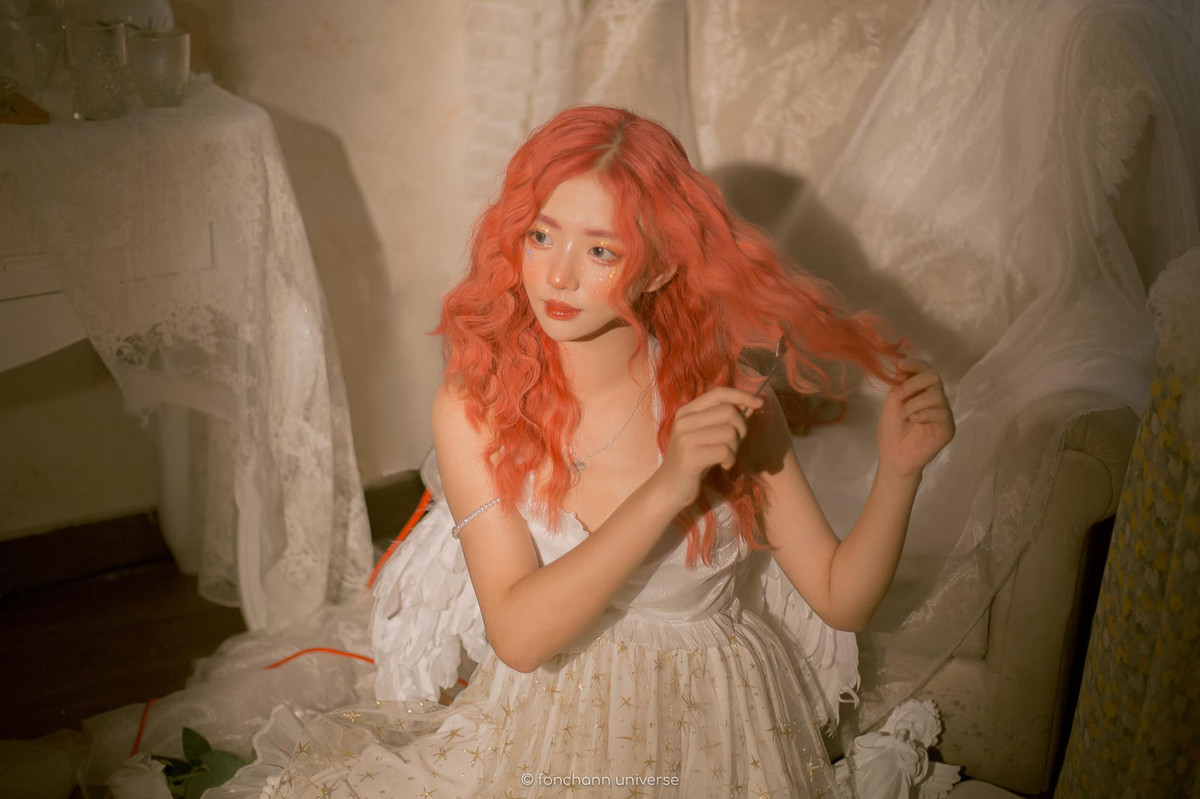 2 năm trước, Hằng Phan gầy gò, nước da ngăm đen và khuôn mặt kém duyên. Tuy nhiên, ở thời điểm hiện tại, cô bạn sở hữu gương mặt xinh đẹp cùng làn da trắng hồng.