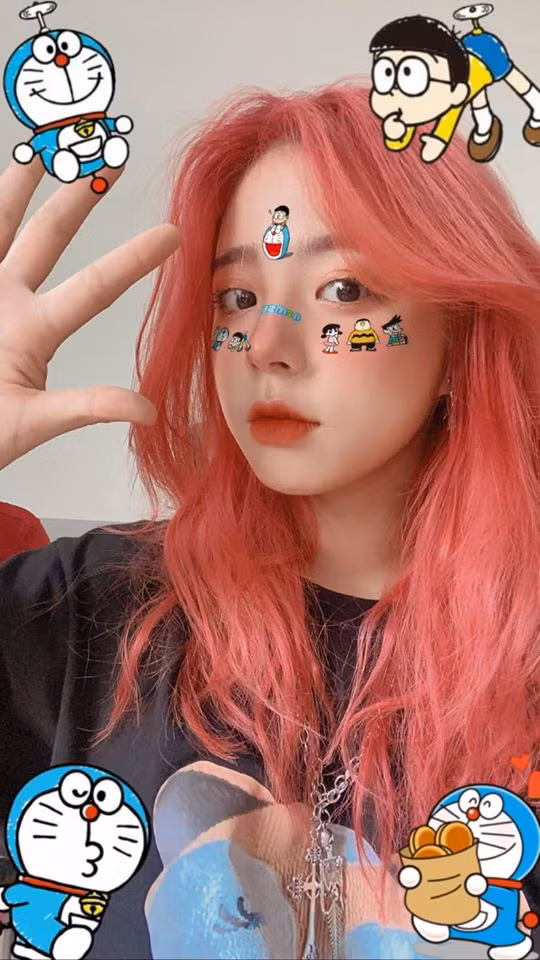 Hằng Phan sở hữu Instagram @cas.naf có hơn 200 người theo dõi, thường nhiều lần xuất hiện trên diễn đàn trai xinh, gái đẹp của NEU với danh xưng “nữ thần thế hệ mới”.