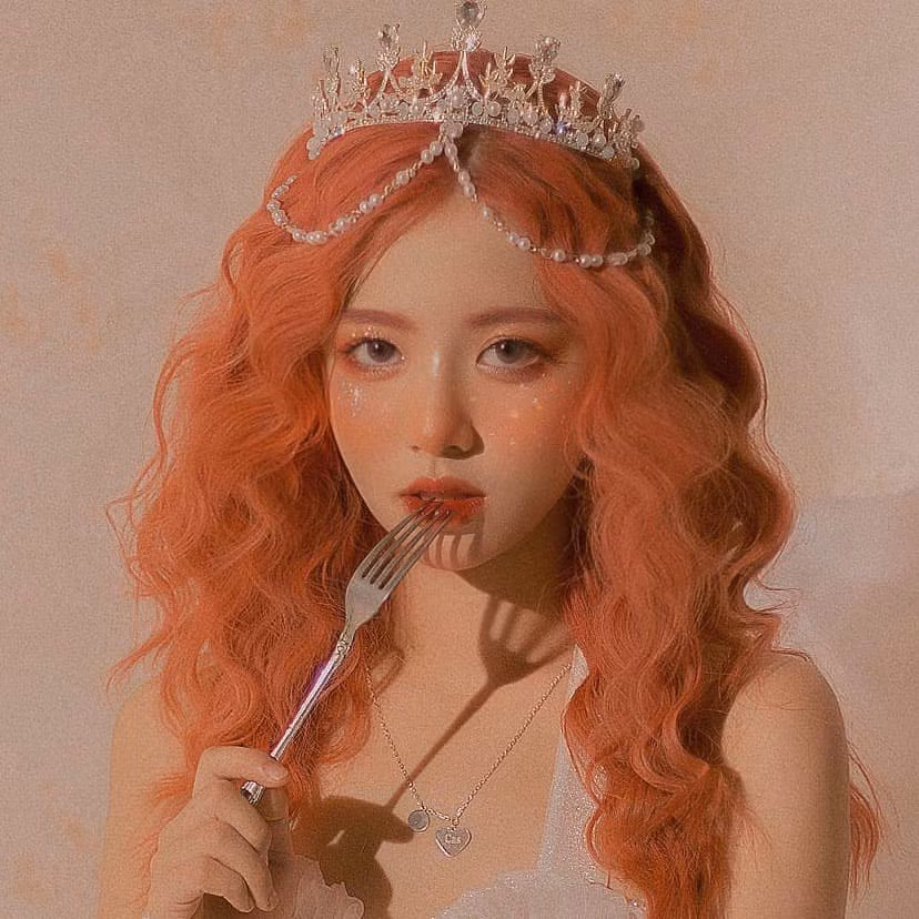 Không chỉ xinh đẹp, Hằng Phan còn nổi bật với thành tích học tập cực tốt. Cô nàng từng là nữ sinh trường THPT Chuyên Võ Nguyên Giáp, Quảng Bình và dành nhiều giải thưởng cấp tỉnh, thành phố…