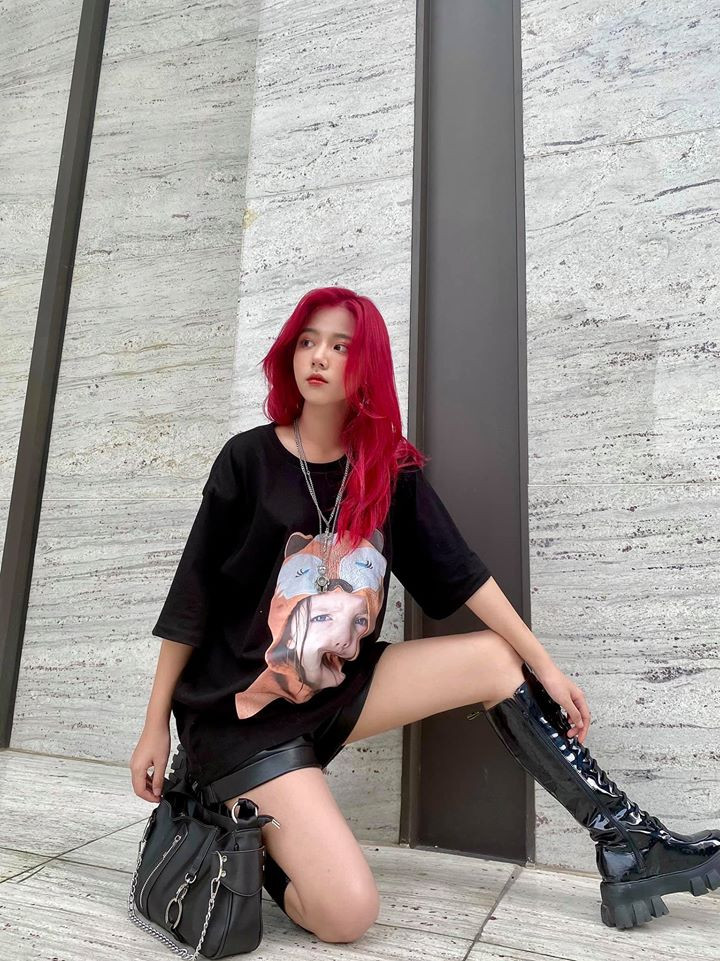 Trang báo China Times đặt tít “Nữ sinh được chụp lén trong lễ khai giảng trở thành nữ thần thế hệ mới” cho bài viết về Phan Hằng.