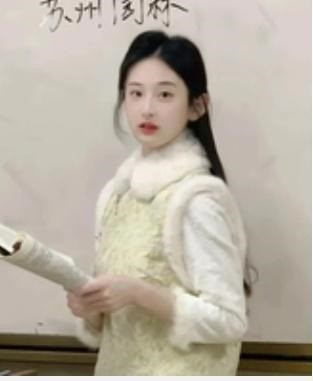 Theo học sinh, cô giáo hot girl này bình thường lên lớp rất dịu dàng và thân thiện.