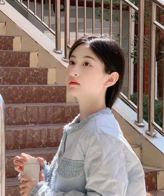 Phong cách thời trang trên của Tiểu Cao nhận được nhiều lời khen vì rất trang nhã và phù hợp với môn Ngữ văn mà cô đang giảng dạy.