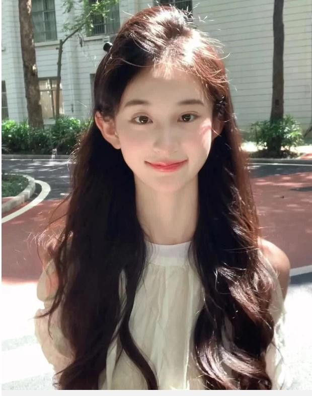 Vì cô Tiểu Cao rất xinh nên đã vướng phải nhiều nghi ngờ về năng lực, thậm chí có netizen quá đà còn gọi cô là "bình hoa di động".