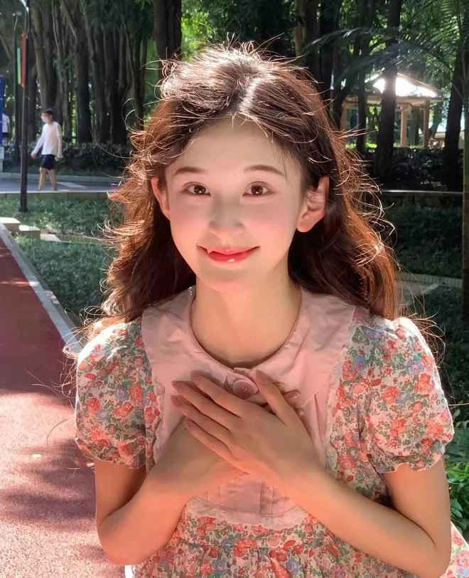 Khi những hình ảnh của cô giáo Tiểu Cao được tung lên mạng, một vài ý kiến trái chiều vẫn xuất hiện. Nhiều người cho rằng làm giáo viên cấp 1 không hề dễ và đòi hỏi ở người giáo viên chuyên môn cực cao.