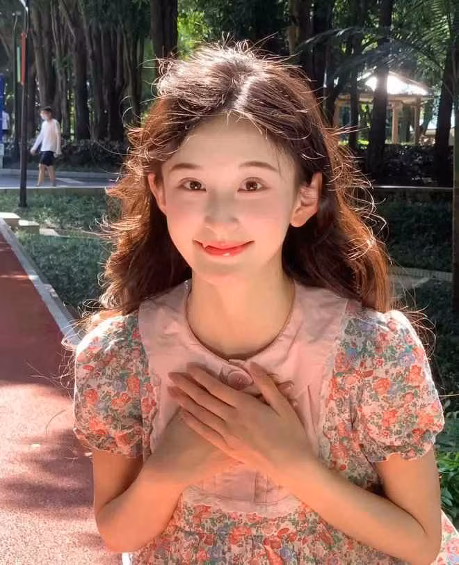 Khi những hình ảnh của cô giáo Tiểu Cao được tung lên mạng, một vài ý kiến trái chiều vẫn xuất hiện. Nhiều người cho rằng làm giáo viên cấp 1 không hề dễ và đòi hỏi ở người giáo viên chuyên môn cực cao.