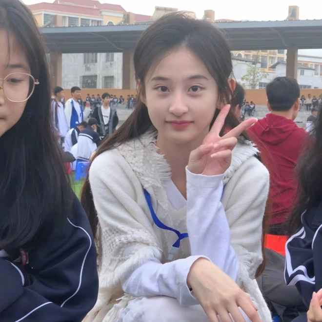 Cô giáo xinh đẹp này sở hữu mái tóc đen dài, nụ cười tỏa nắng cùng chiếc răng khểnh siêu đáng yêu khiến người đối diện cũng bất giác mỉm cười theo.