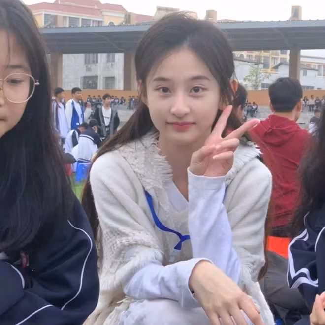 Cô giáo xinh đẹp này sở hữu mái tóc đen dài, nụ cười tỏa nắng cùng chiếc răng khểnh siêu đáng yêu khiến người đối diện cũng bất giác mỉm cười theo.