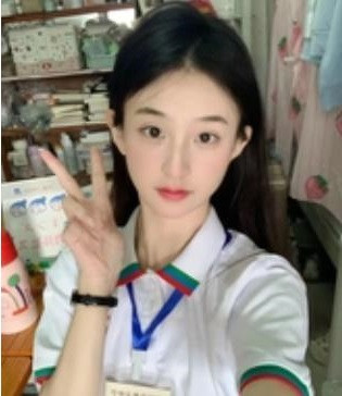 Ở một diễn biến khác, cô Tiểu Cao còn gây ấn tượng với style đi dạy nổi bật. Theo đó, cô thường lựa chọn cho mình những bộ sườn xám cách tân, vừa thanh lịch, duyên dáng mà vẫn không kém phần "trendy".