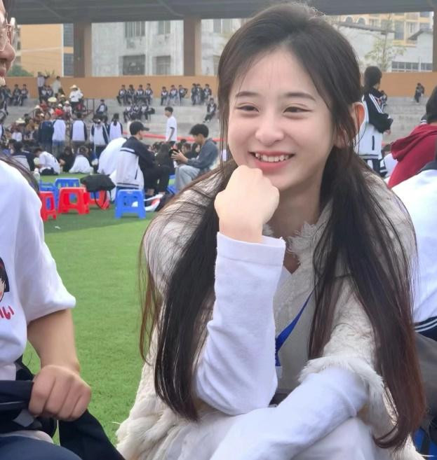 Co giao tieu hoc gay sot voi nu cuoi rang khenh “don tim“