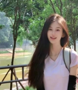 Trước một cô giáo vừa xinh đẹp lại có tâm với nghề như vậy, nhiều cư dân mạng đã phải thốt lên: "Ai mà không muốn có một giáo viên như vậy?".