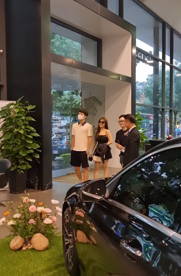 Được biết đến là người cưng chiều bạn gái hết mực, mới đây cầu thủ Nguyễn Hoàng Đức lại tay trong tay với cô nàng Gia Hân đi mua ô tô.