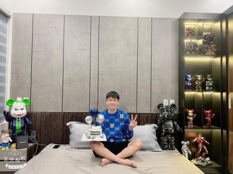 Ngay sau những hình ảnh của Hoàng Đức cùng với bạn gái của mình đi mua xe mới được đăng tải trên MXH đã được cư dân mạng quan tâm không ngớt, rất nhiều người tò mò chiếc xe mới của chàng cầu thủ là gì, giá trị của chiếc xe.