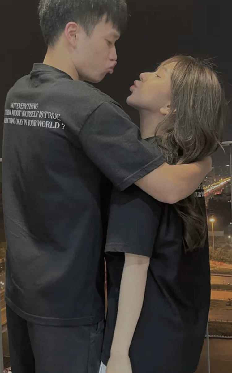 Theo hình ảnh được đăng tải, xe mới của tiền vệ Hoàng Đức có màu đen, dù không biết thương hiệu chiếc xe là gì nhưng nhiều người đã đoán chiếc xe mới của nam cầu thủ sẽ có giá trị không nhỏ, ít nhất cũng phải giá tiền tỷ.