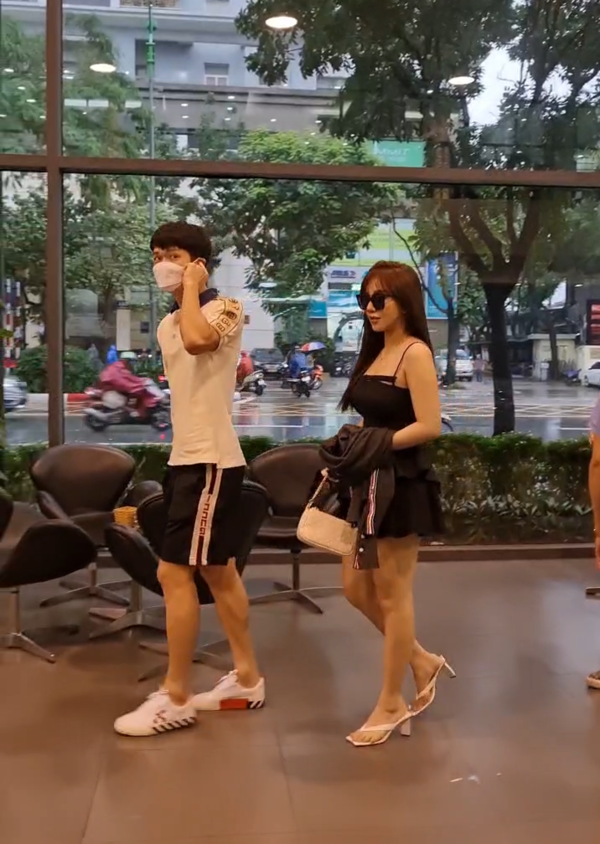 Bạn gái Hoàng Đức và anh chàng cùng nhau xuất hiện trong buổi bàn giao xe mới chỉ sau 2 ngày U23 Việt Nam nhận HCV SEA Games 31.