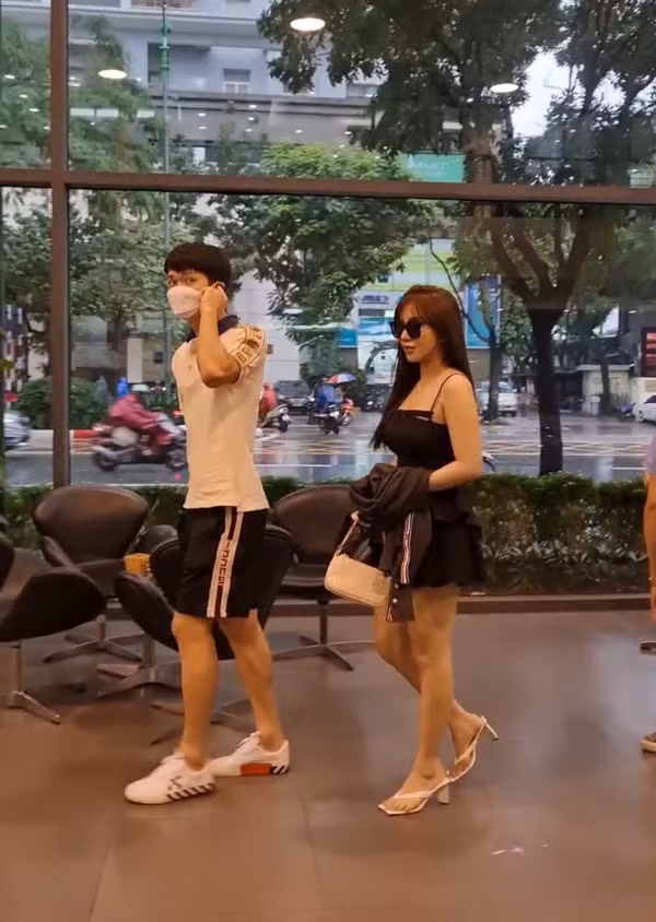 Bạn gái Hoàng Đức và anh chàng cùng nhau xuất hiện trong buổi bàn giao xe mới chỉ sau 2 ngày U23 Việt Nam nhận HCV SEA Games 31.