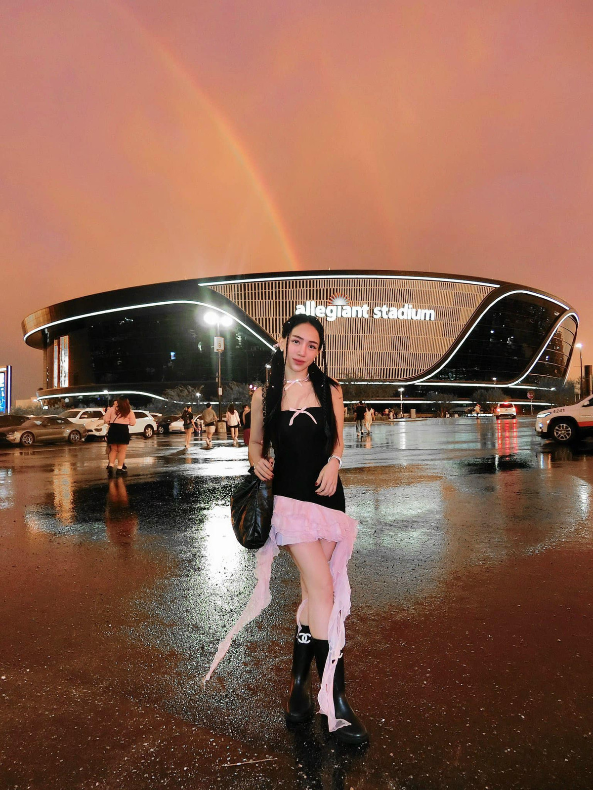 Vừa qua, hai đêm diễn bùng bổi của Blackpink cũng đã được diễn ra ở Mỹ Đình, con gái Minh Nhựa và hai em gái cũng không bỏ lỡ cơ hội đi xem thần tượng.