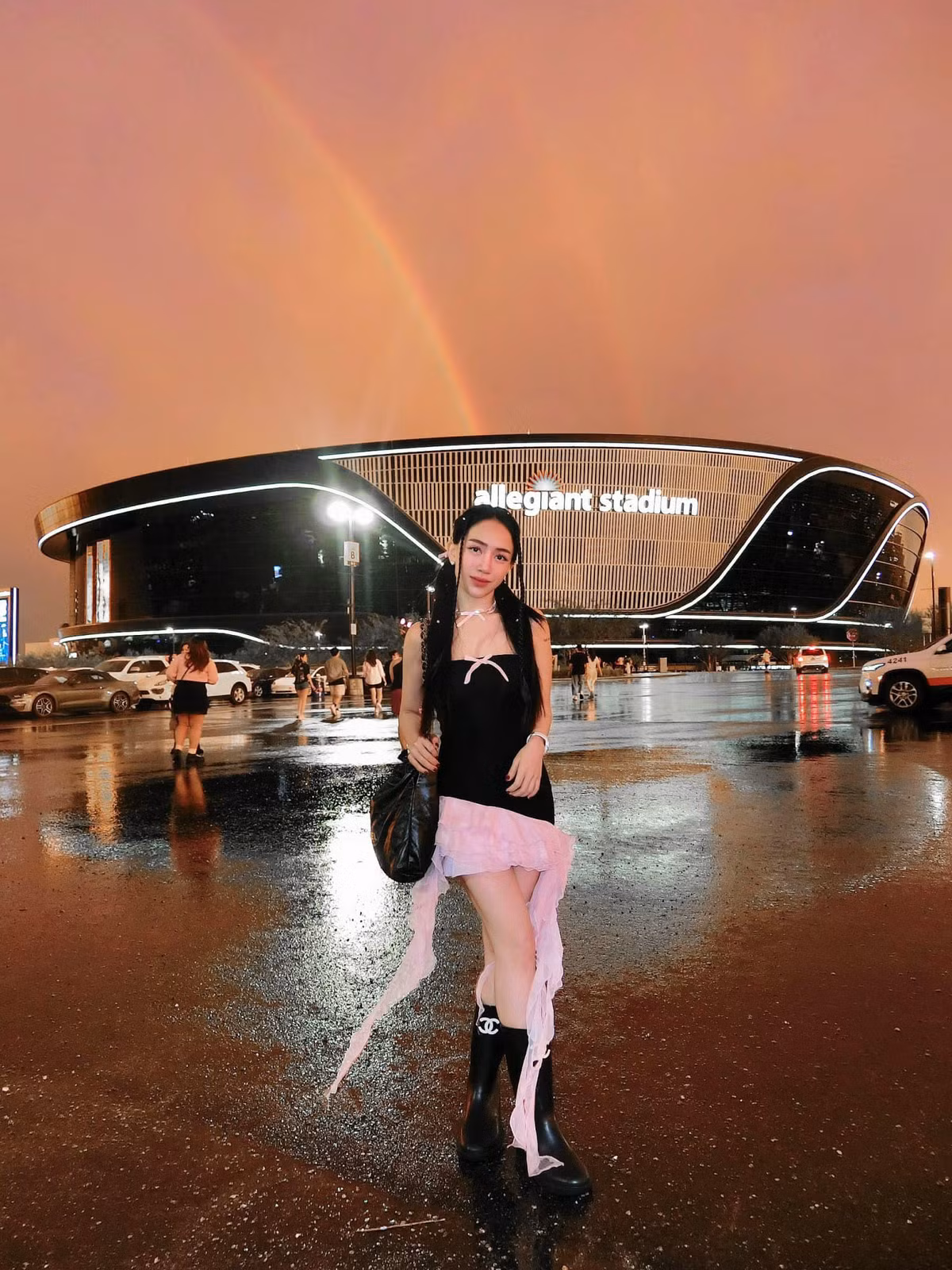 Vừa qua, hai đêm diễn bùng bổi của Blackpink cũng đã được diễn ra ở Mỹ Đình, con gái Minh Nhựa và hai em gái cũng không bỏ lỡ cơ hội đi xem thần tượng.