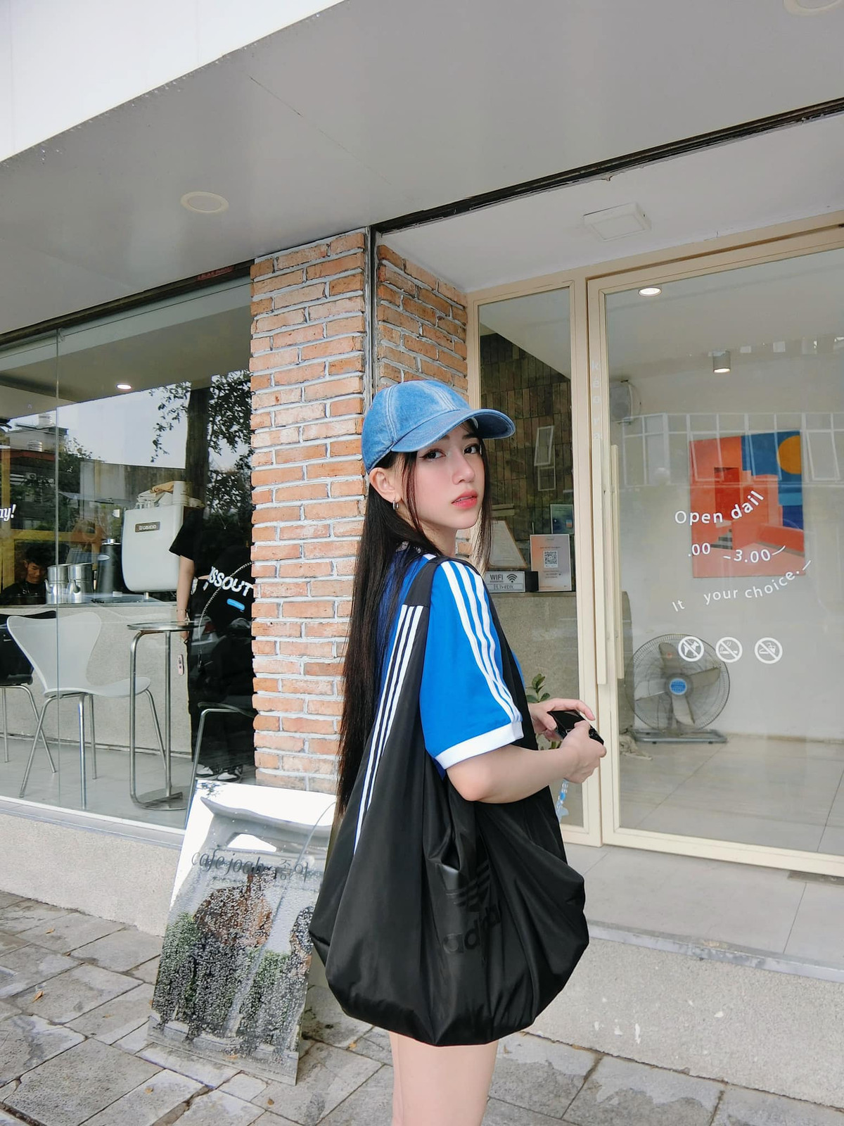 Dù ở Mỹ hay Việt Nam, con gái đại gia Minh Nhựa luôn săn và mua vé VIP.