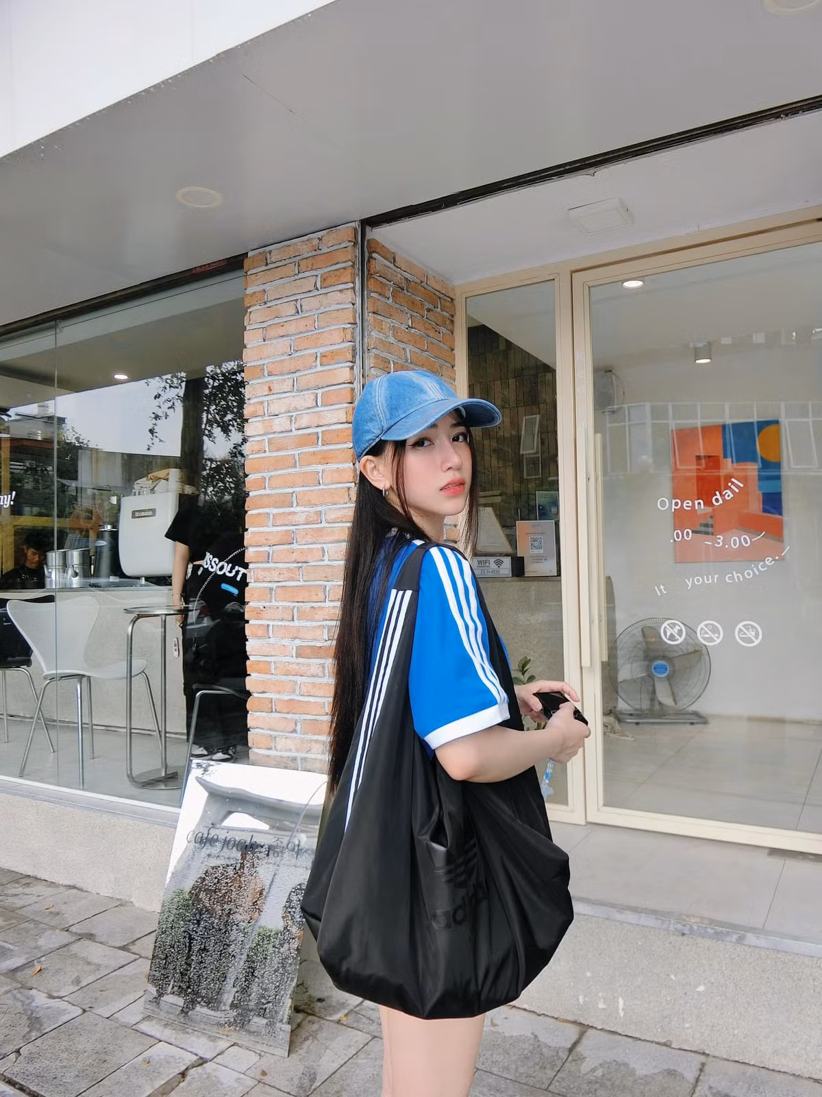 Dù ở Mỹ hay Việt Nam, con gái đại gia Minh Nhựa luôn săn và mua vé VIP.