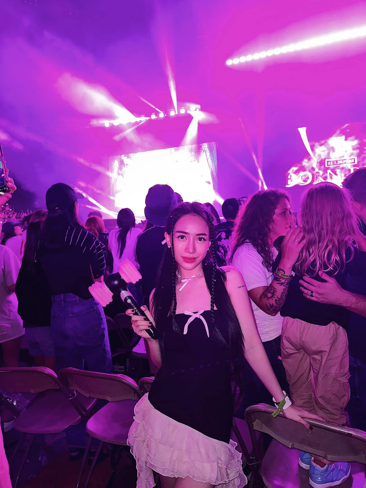 Chưa hết, Joyce Phạm còn hạnh phúc viết: "Cảm ơn bạn, Blackpink vì đã ưu ái trong cuộc sống của tôi và trở thành một phần thanh xuân của tôi. Nữ hoàng Blackpink của chúng tôi. Yếu các em rất nhiều và cảm ơn. Luôn ủng hộ Jisoo, Jenny, Lisa và Rose".