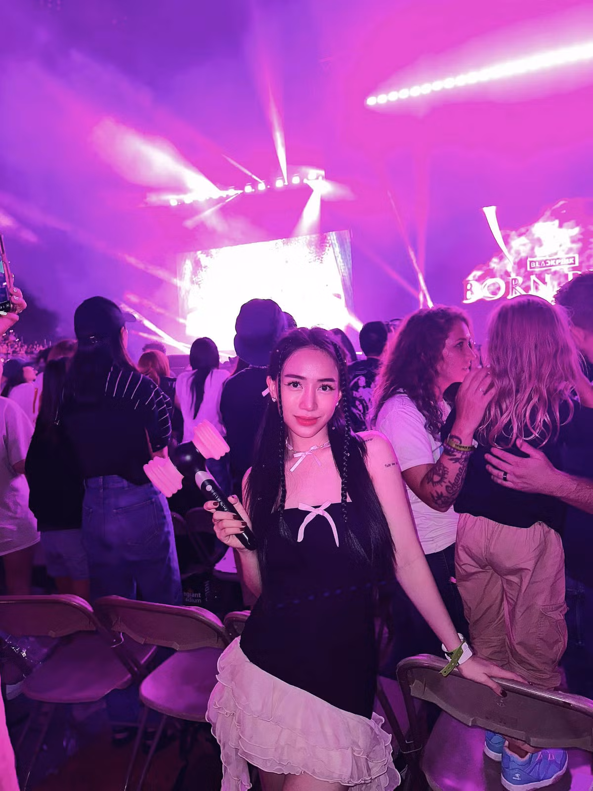 Chưa hết, Joyce Phạm còn hạnh phúc viết: "Cảm ơn bạn, Blackpink vì đã ưu ái trong cuộc sống của tôi và trở thành một phần thanh xuân của tôi. Nữ hoàng Blackpink của chúng tôi. Yếu các em rất nhiều và cảm ơn. Luôn ủng hộ Jisoo, Jenny, Lisa và Rose".