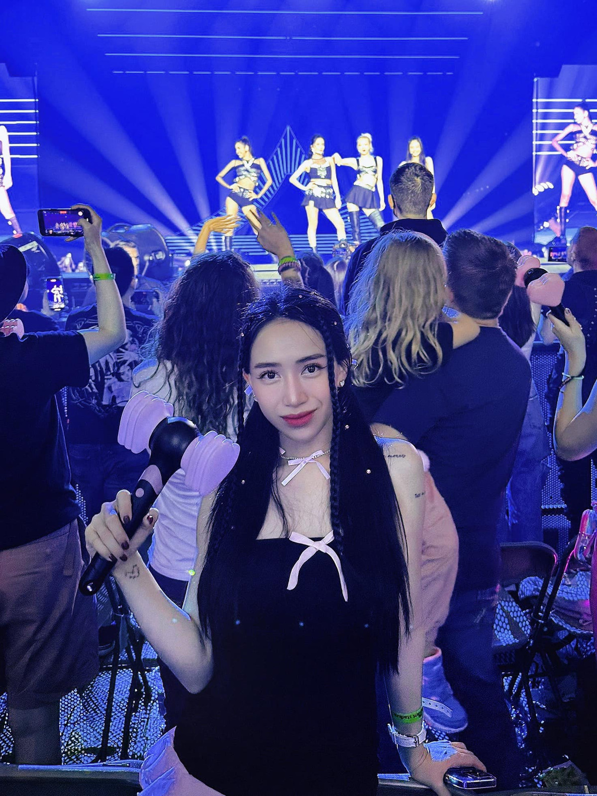 Mới đây, Joyce Phạm khoe loạt ảnh khi đu idol Blackpink ở Mỹ và lập tức gây chú ý.