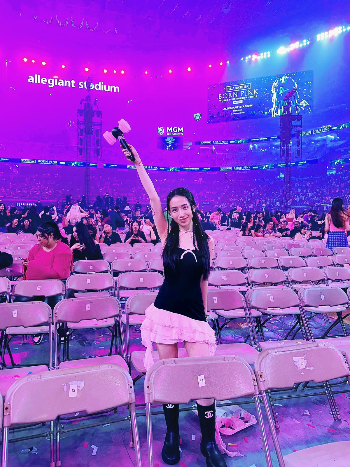 Có thể thấy, nữ rich kid Việt này mua được vé ở vị trí khá gần sân khấu nơi Black Pink trình diễn.