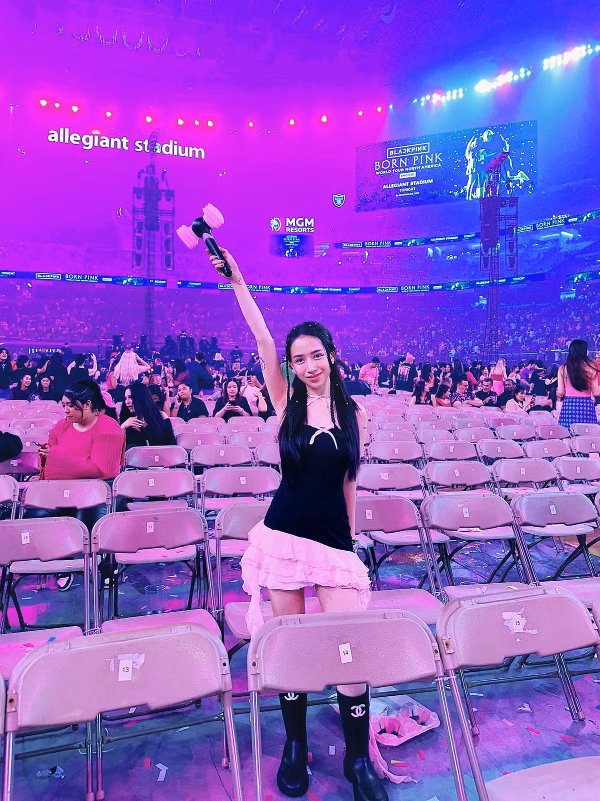 Có thể thấy, nữ rich kid Việt này mua được vé ở vị trí khá gần sân khấu nơi Black Pink trình diễn.