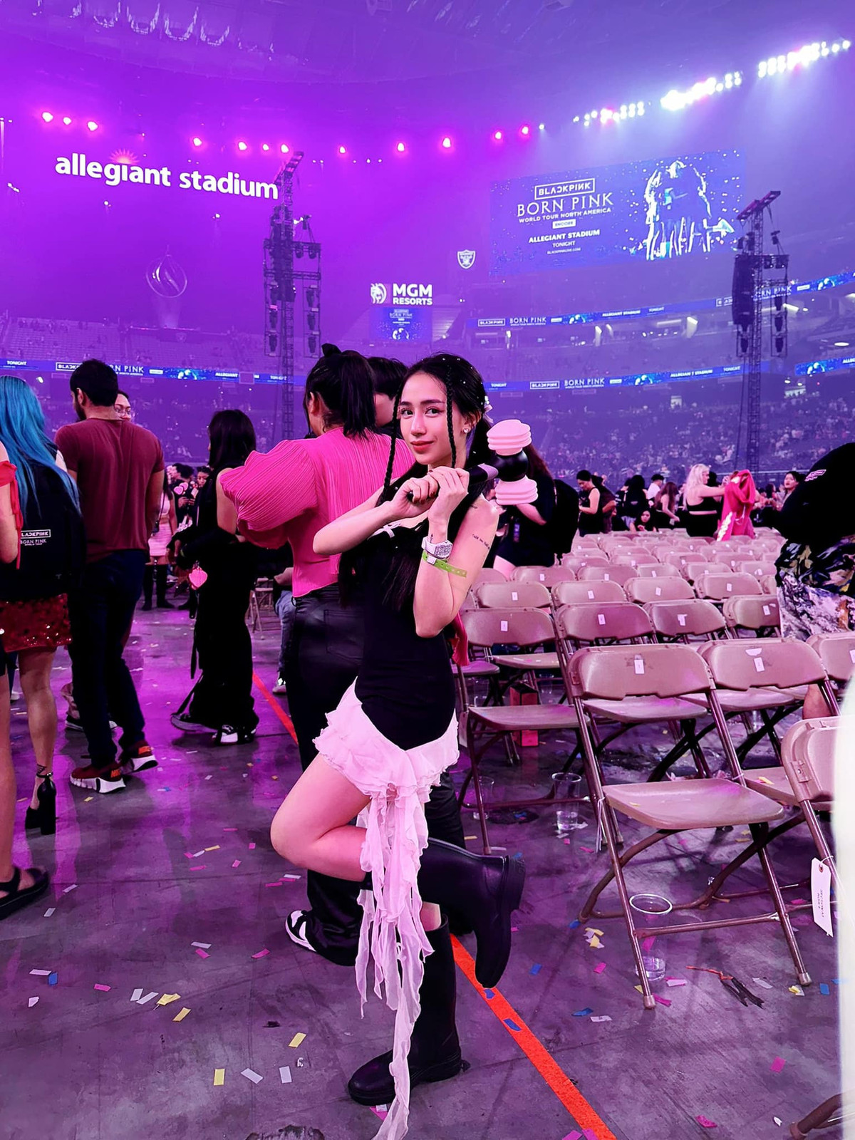 Đi đu idol tận Mỹ, Joyce Phạm không quên đăng những bức ảnh check-in sân khấu.